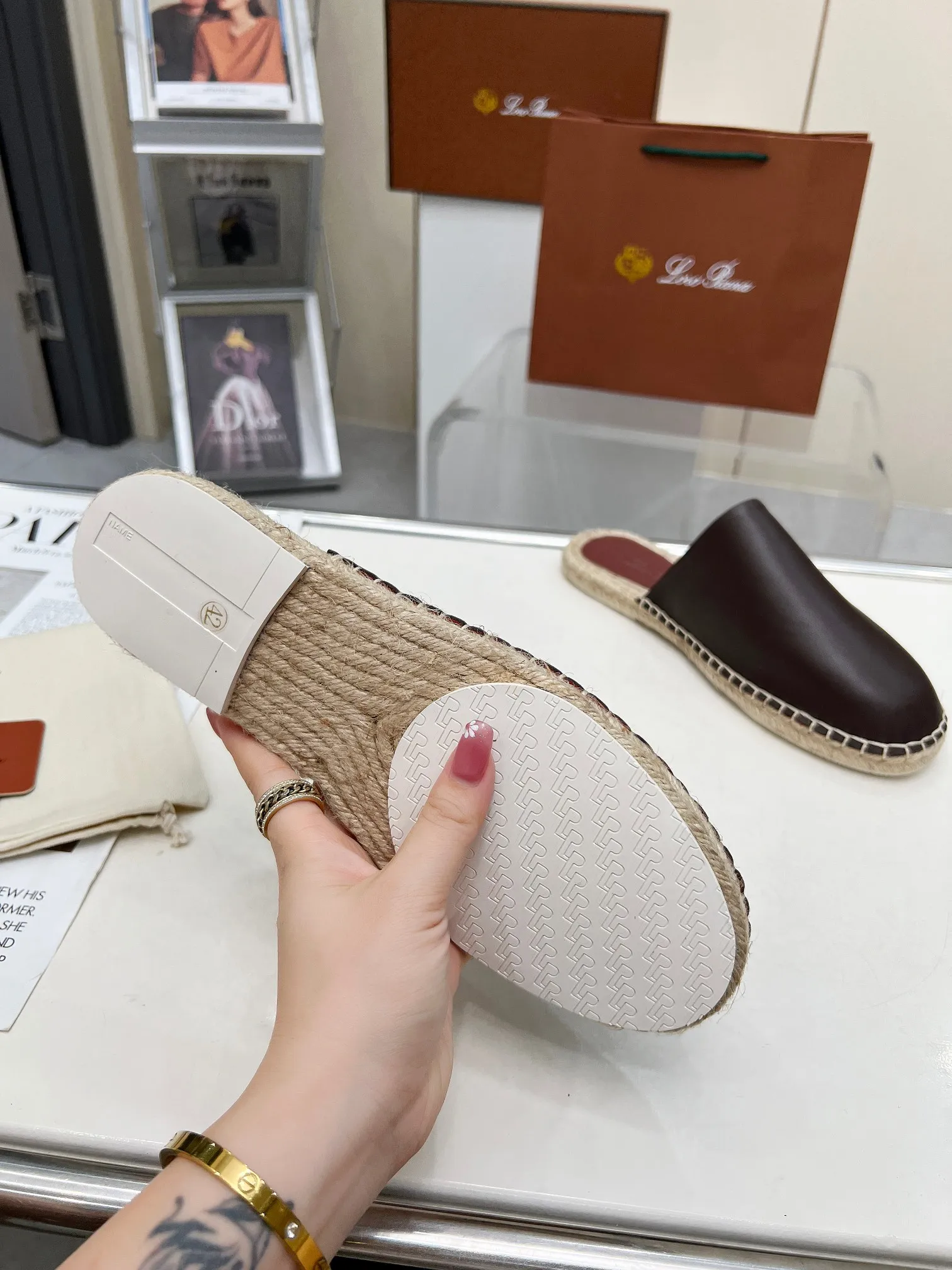 Men's men's shoes 💰520 🧚‍♂️.Loro Piana*👉Top genuine high-end fisherman's shoes and half-drag style👉Buy the original 1:1 copy💯💯💯 Founded the existing Loro Piana company on April 24, 1924. It is now the sixth generation of family business, providing high-quality products to customers who are discerning about taste and quality. ❤️Imported calfskin fabric. The lining is made of A-grade sweat-absorbent and breathable lining. 💯💯💯 Purely handmade. 💯Authentic packaging. Original one-to-one molded outsole. The favorite sandals of Middle Eastern tycoons. Code number: 39-46.